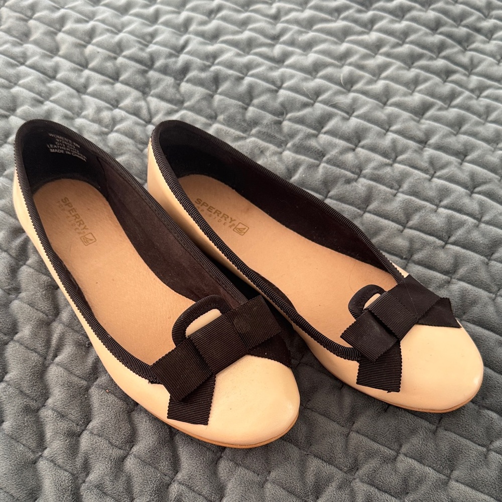 Sperry Two-Tone Beige and Black Bow Ballet Flats